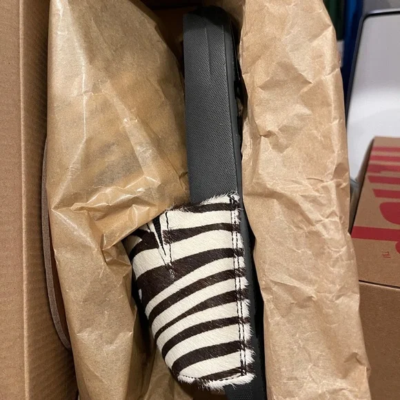 New Zebra FitFlop Slides size 8. - Picture 2 of 4